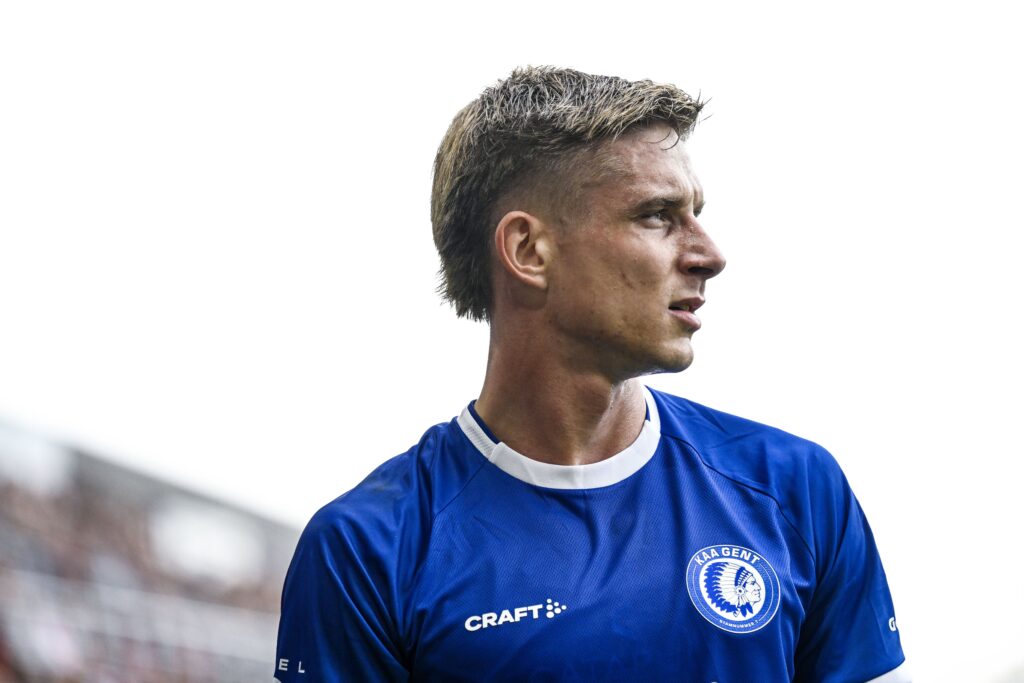 Zrzuca stary, belgijski płaszcz Club Brugge. Michał Skóraś błyszczy w barwach KAA Gent