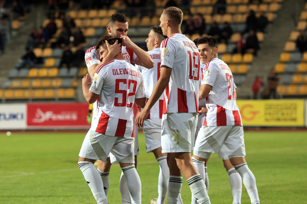 Kandydat do spadku walczy o Ekstraklasę – świetna runda Pogoni Grodzisk Mazowiecki